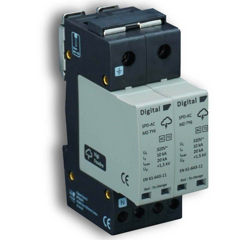 Obligatoire dans les zones kérauniques définies par la Norme NF C15-100, il protège les circuit contre les surtensions d'origines atmosphériques ainsi que les surtensions induites dans le réseau.